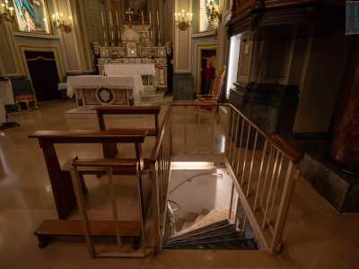 Due scalinate situate nei pressi dell�altare maggiore portano in due diversi ambienti
